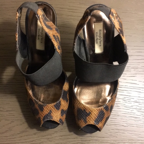 Vera Wang Leopard Print Heels in Size 6 - Picture 2 of 4